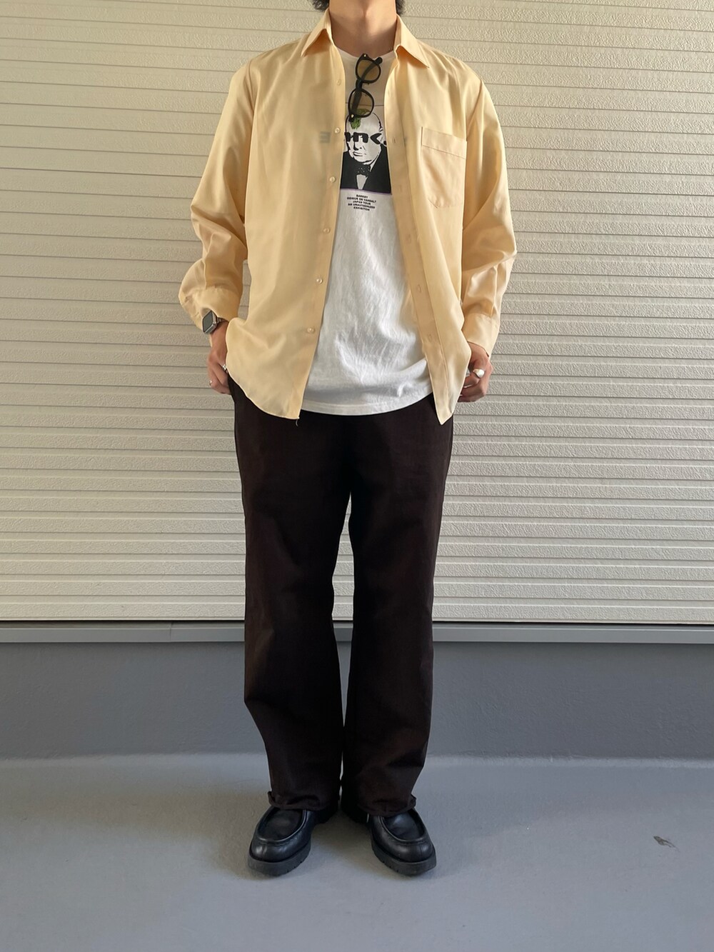 「春夏コーデ、レイヤードスタイル、シンプルコーデ、おしゃれさんと繋がりたい、休日スタイル、オトナカジュアル、ラフ、ゆったりコーデ、シャツスタイル、スウェット」｜「H　BEAUTY&YOUTH UNITED ARROWSのアイテム（スウェットパンツ、ブラウン系）」を使った、みつさん（メンズ・175cm）の春コーディネートの2枚目の写真