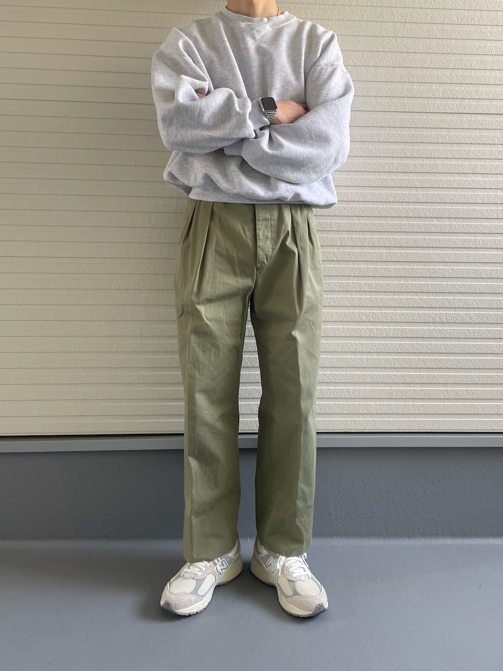 ホワイト系のスニーカー、グリーン系のパンツ、グレー系のスウェットを着用したメンズの春コーディネートの4枚目の写真
