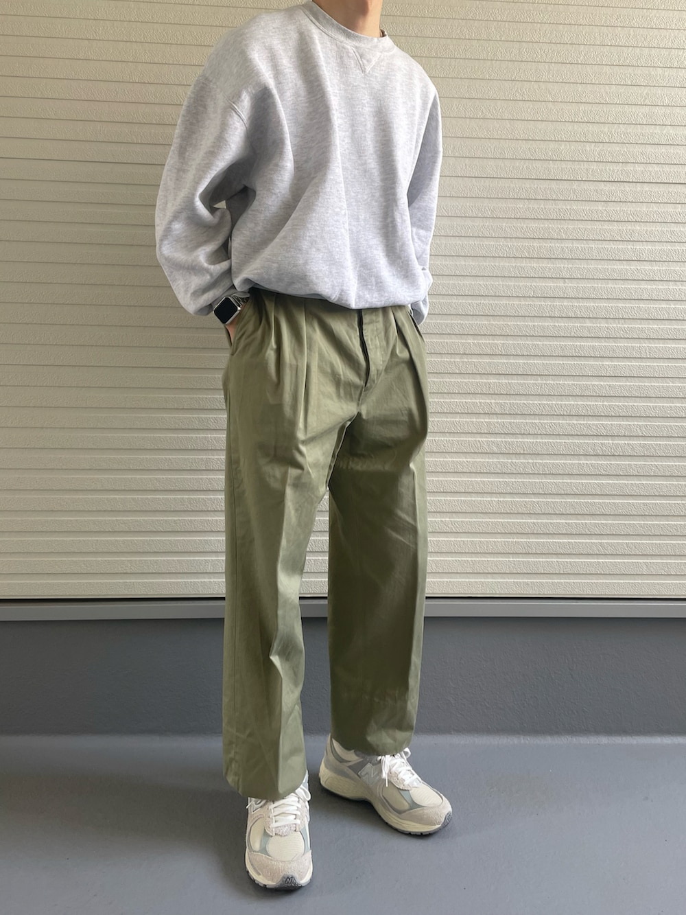 ホワイト系のスニーカー、グリーン系のパンツ、グレー系のスウェットを着用したメンズの春コーディネートの2枚目の写真