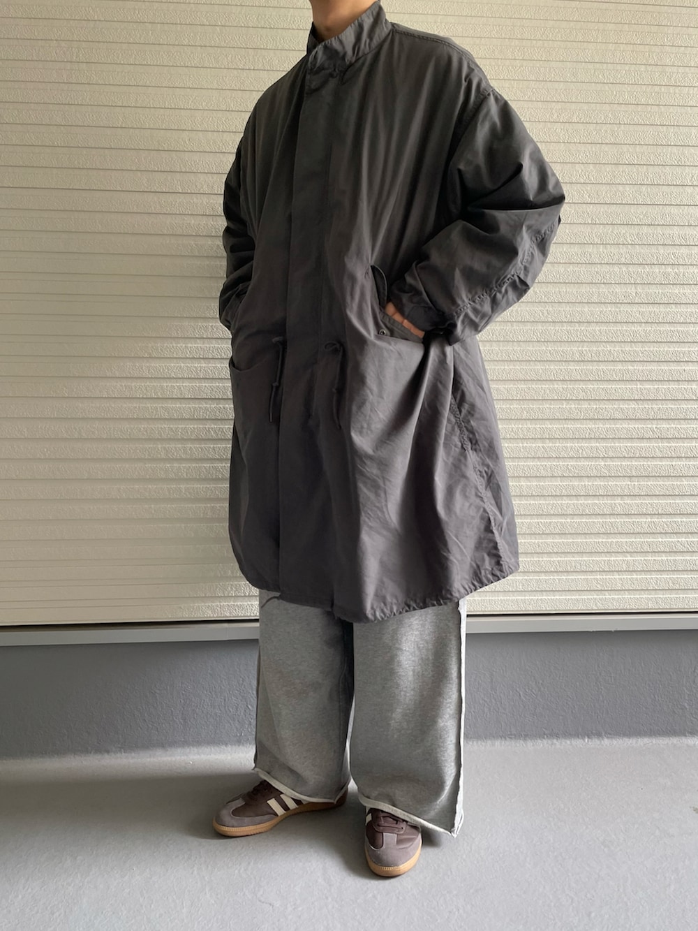 「冬コーデ、ロングコート、おしゃれさんと繋がりたい、休日スタイル、秋冬コーデ、モッズコート、samba、adidas、ラフ、SINSS」｜「JOURNAL STANDARDの【コート+ライナーの2点セット】65 フィッシュテール モッズコート（モッズコート、グレー系）」を使った、みつさん（メンズ・175cm）の冬コーディネートの2枚目の写真