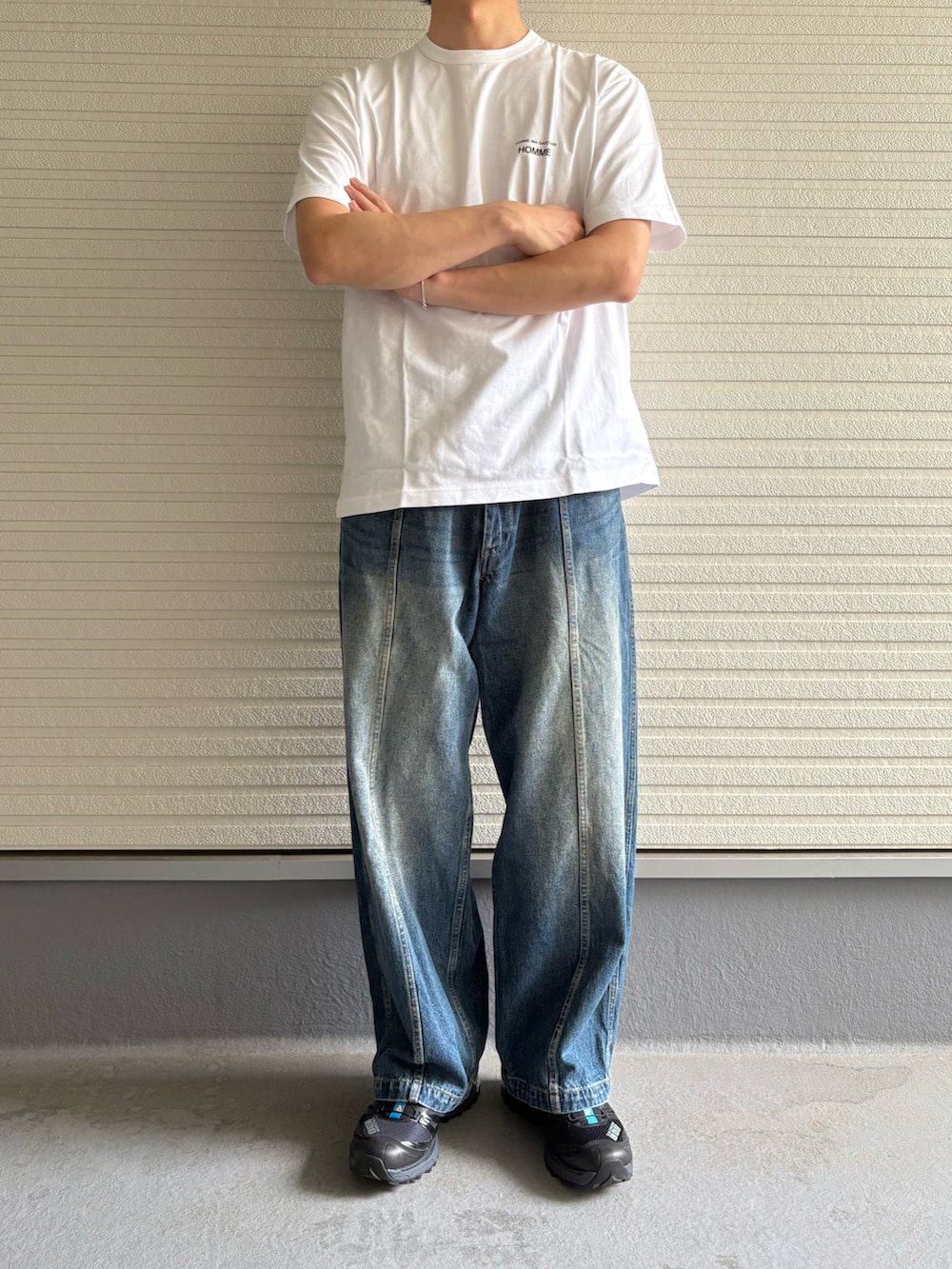 ホワイト系のTシャツ/カットソー、ブルー系のデニムパンツ、ブラック系のスニーカーを着用したメンズの夏コーディネートの2枚目の写真