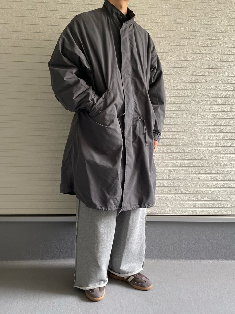 「冬コーデ、ロングコート、おしゃれさんと繋がりたい、休日スタイル、秋冬コーデ、モッズコート、samba、adidas、ラフ、SINSS」｜「JOURNAL STANDARDの【コート+ライナーの2点セット】65 フィッシュテール モッズコート（モッズコート、グレー系）」を使った、みつさん（メンズ・175cm）の冬コーディネートの3枚目の写真