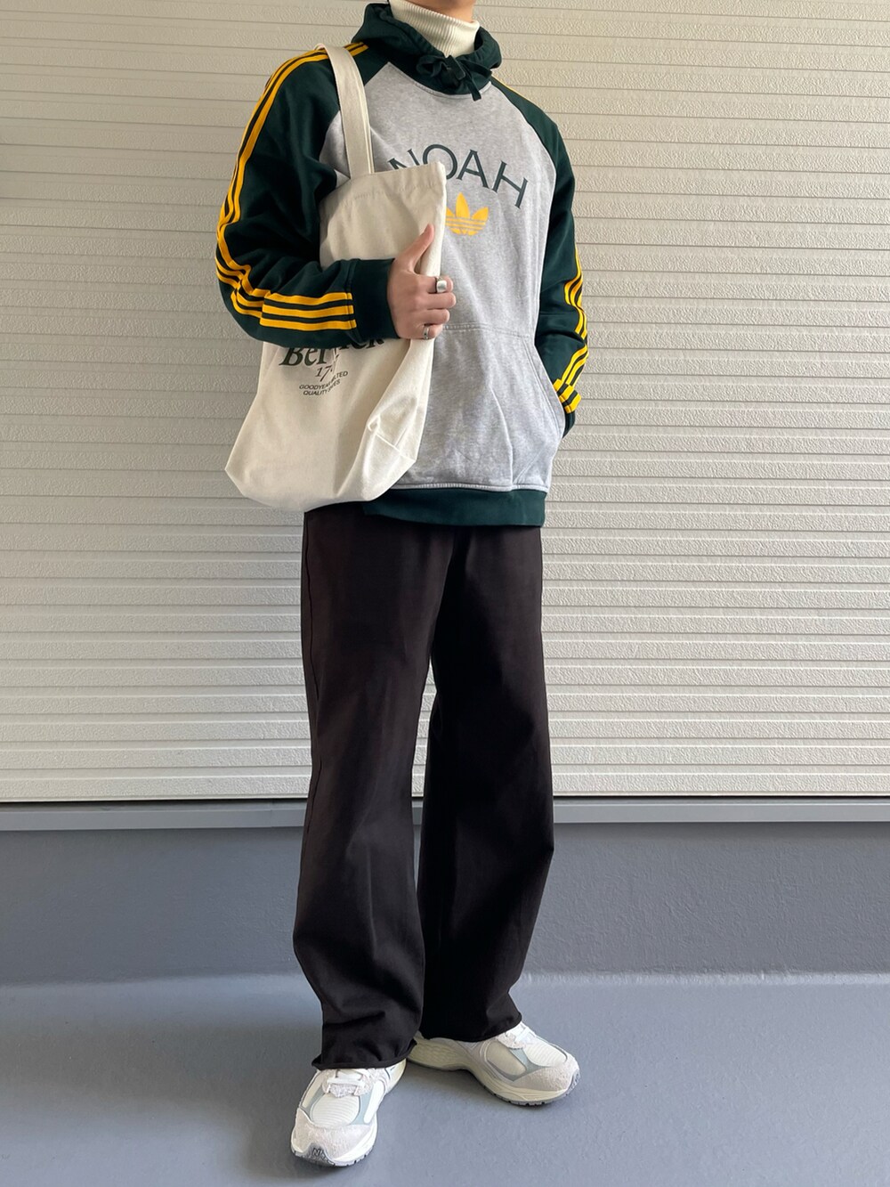 「春のおしゃ見えテクニック、春ファッション、休日スタイル、お洒落さんとつながりたい、シンプルコーデ、スニーカーコーデ、New Balance、adidas、ラフ、スウェットパンツ」｜「H　BEAUTY&YOUTH UNITED ARROWSのアイテム（スウェットパンツ、ブラウン系）」を使った、みつさん（メンズ・175cm）の春コーディネートの2枚目の写真