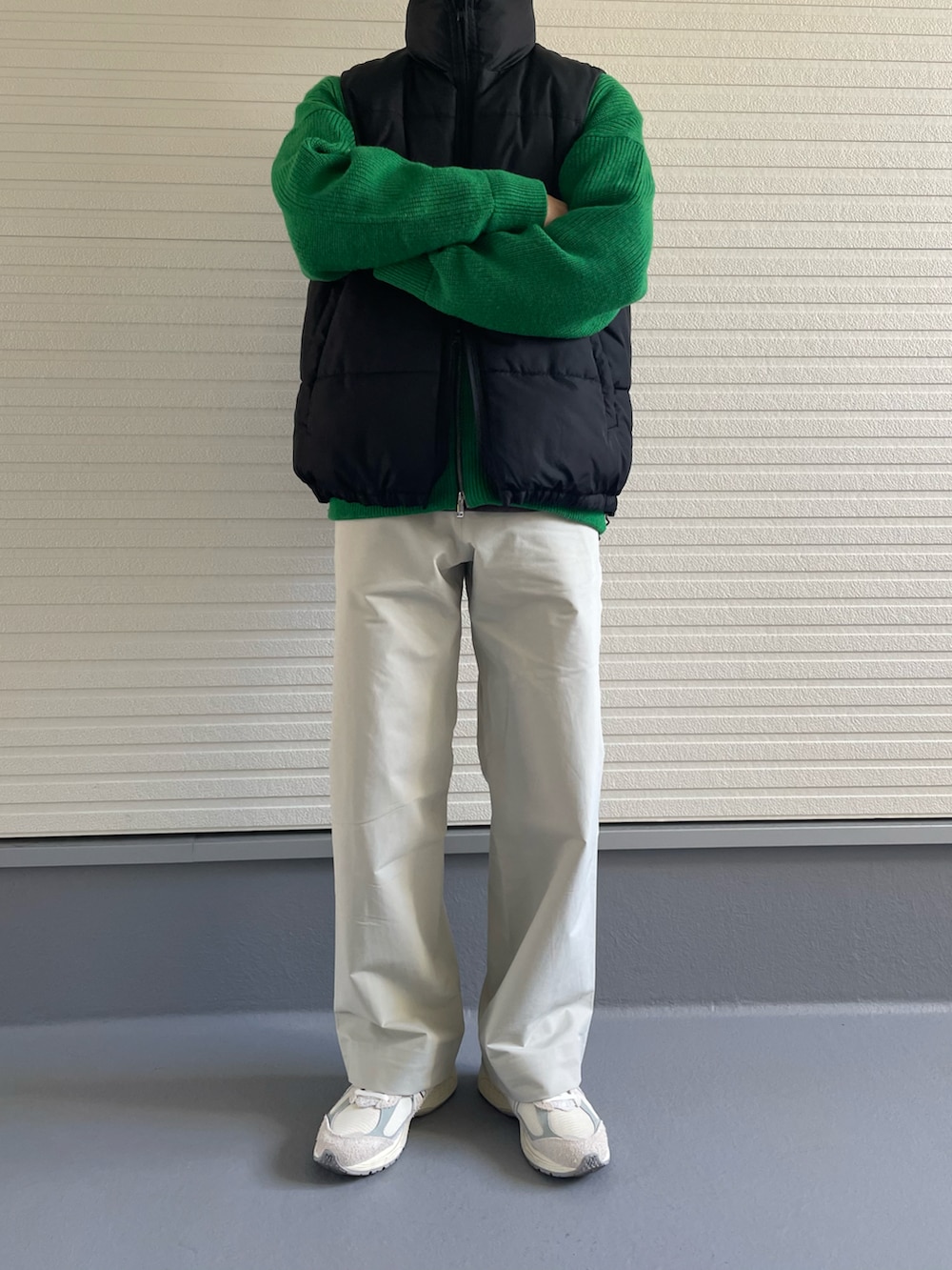 ホワイト系のその他パンツ、ホワイト系のスニーカー、グリーン系のニット/セーターを着用したメンズの春コーディネートの3枚目の写真