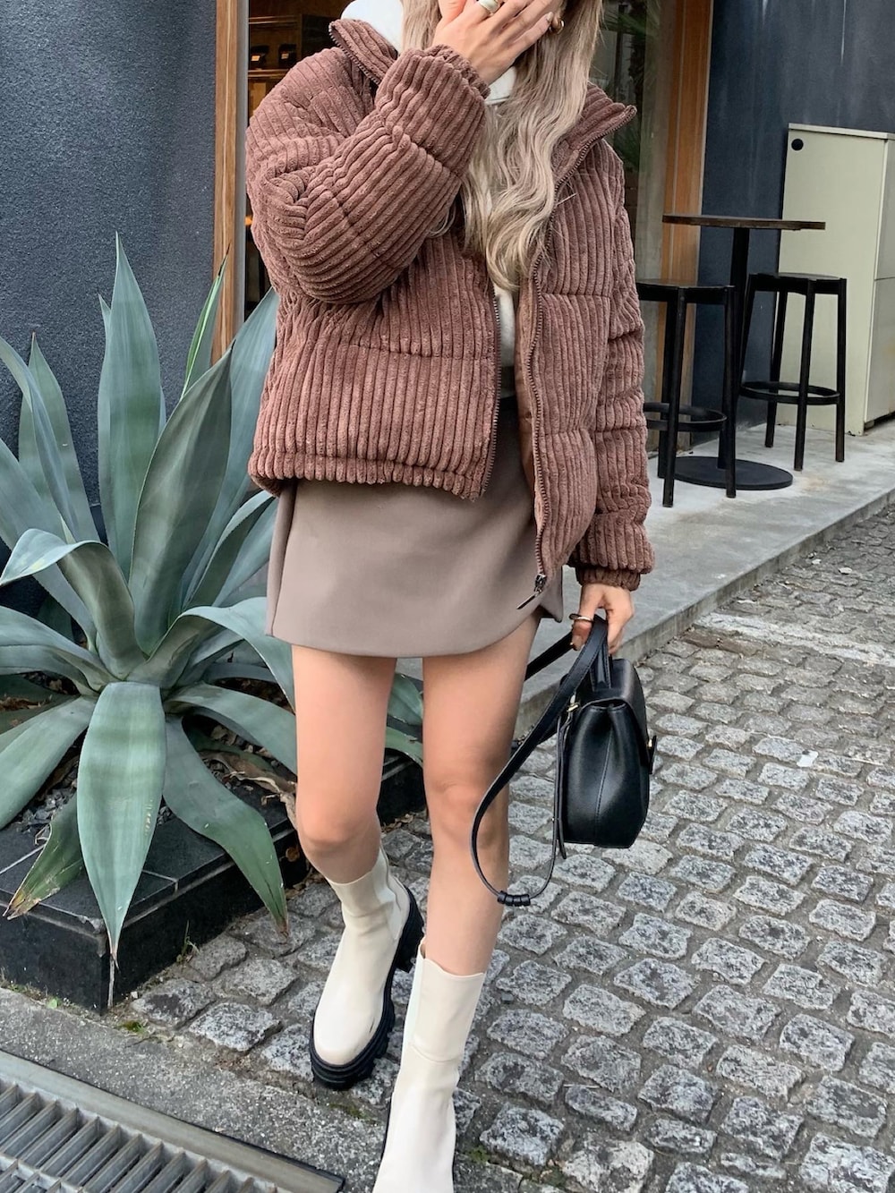 ブラウン系のダウンジャケット/コートを着用したレディースの秋コーディネートの4枚目の写真