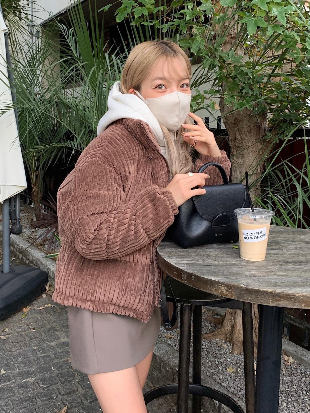 ブラウン系のダウンジャケット/コートを着用したレディースの秋コーディネートの3枚目の写真