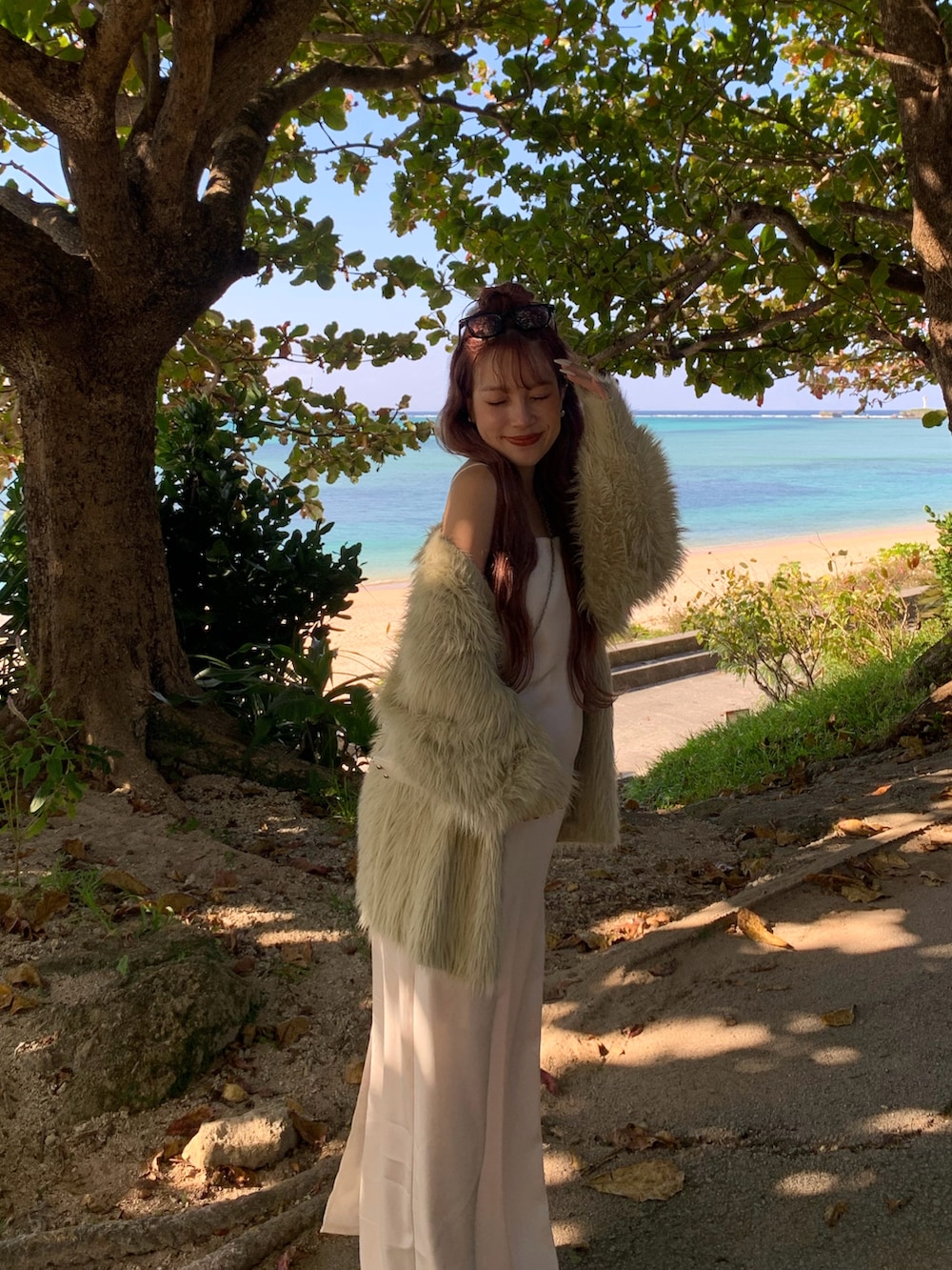 ホワイト系のワンピース、その他のカーディガン/ボレロ、ホワイト系のスニーカーを着用したレディースの春コーディネートの2枚目の写真