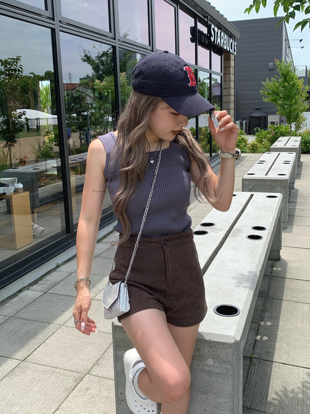 ブラウン系のその他パンツ、グレー系のトップス、ブルー系のキャップを着用したレディースの夏コーディネートの2枚目の写真