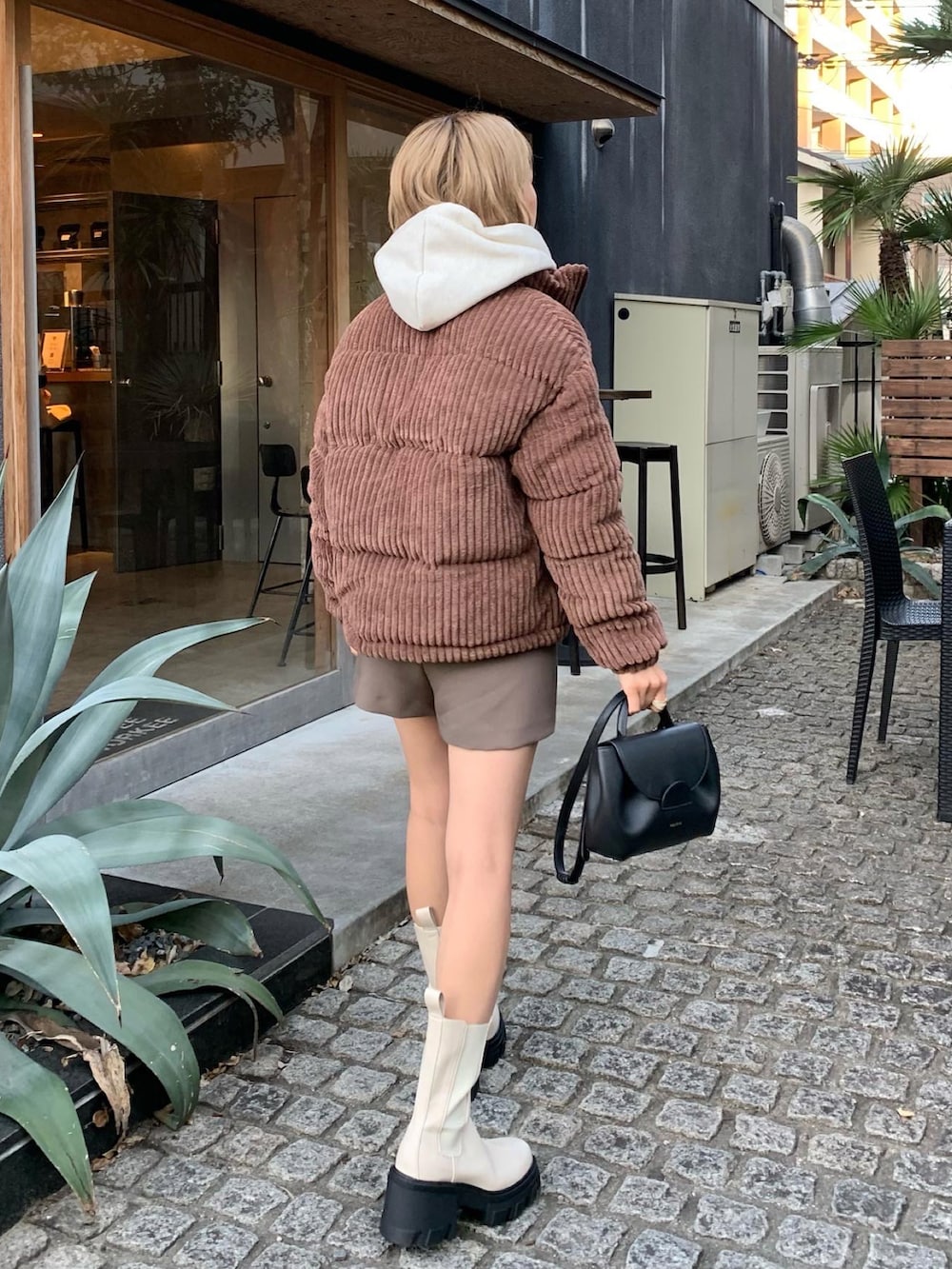 ブラウン系のダウンジャケット/コートを着用したレディースの秋コーディネートの2枚目の写真