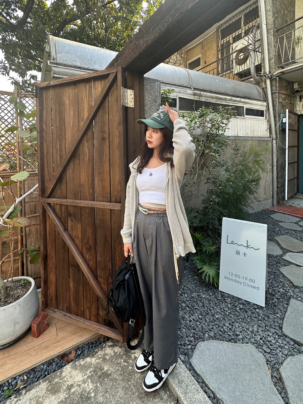 「PRADA、NIKE、christian dior」｜「NIKEのアイテム（スニーカー、ホワイト系）」を使った、Abby🇹🇼さん（レディース・163cm）の春コーディネートの2枚目の写真