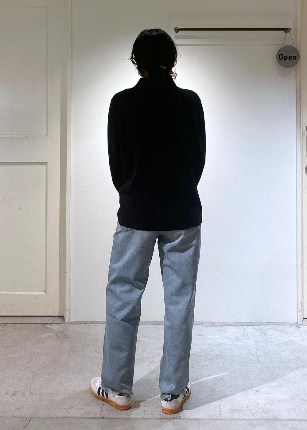 ブラック系のカーディガン/ボレロ、ホワイト系のスニーカー、ブルー系のデニムパンツを着用したレディースの夏コーディネートの4枚目の写真