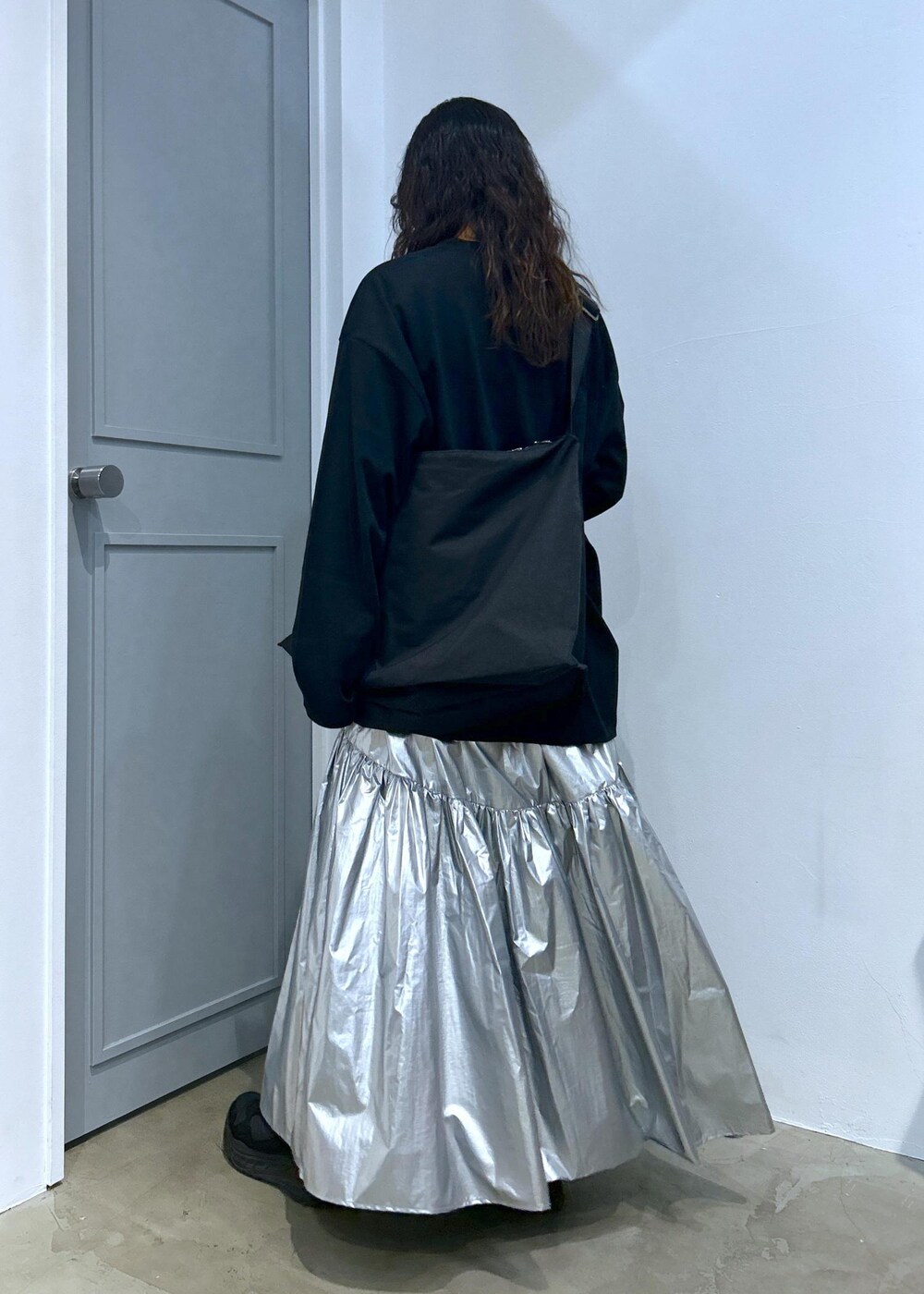 「スポーツミックス、春服みてみて、ショルダーバッグ、ブラック、ロンT、春服、プチプラ、レイヤードスタイル、低身長、きれいめカジュアル、ユニセックス、JUNRed、モード、ストリート」｜「JUNREDのショルダーバック（ショルダーバッグ、ブラック系）」を使った、tomoさん（レディース・152cm）の春コーディネートの4枚目の写真