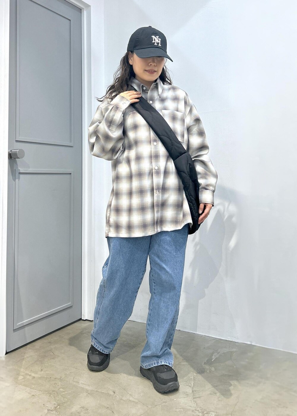 「低身長、チェックシャツ、オーバーサイズ、ブラック、キャップ、ショルダーバッグ、シャツ、デニム、JUNRed、モード、ストリート」｜「re_k by JUNREDのre_k by JUNRED / ロングスリーブBDボックスシャツ（シャツ/ブラウス、ベージュ系）」を使った、tomoさん（レディース・152cm）の冬コーディネートの2枚目の写真
