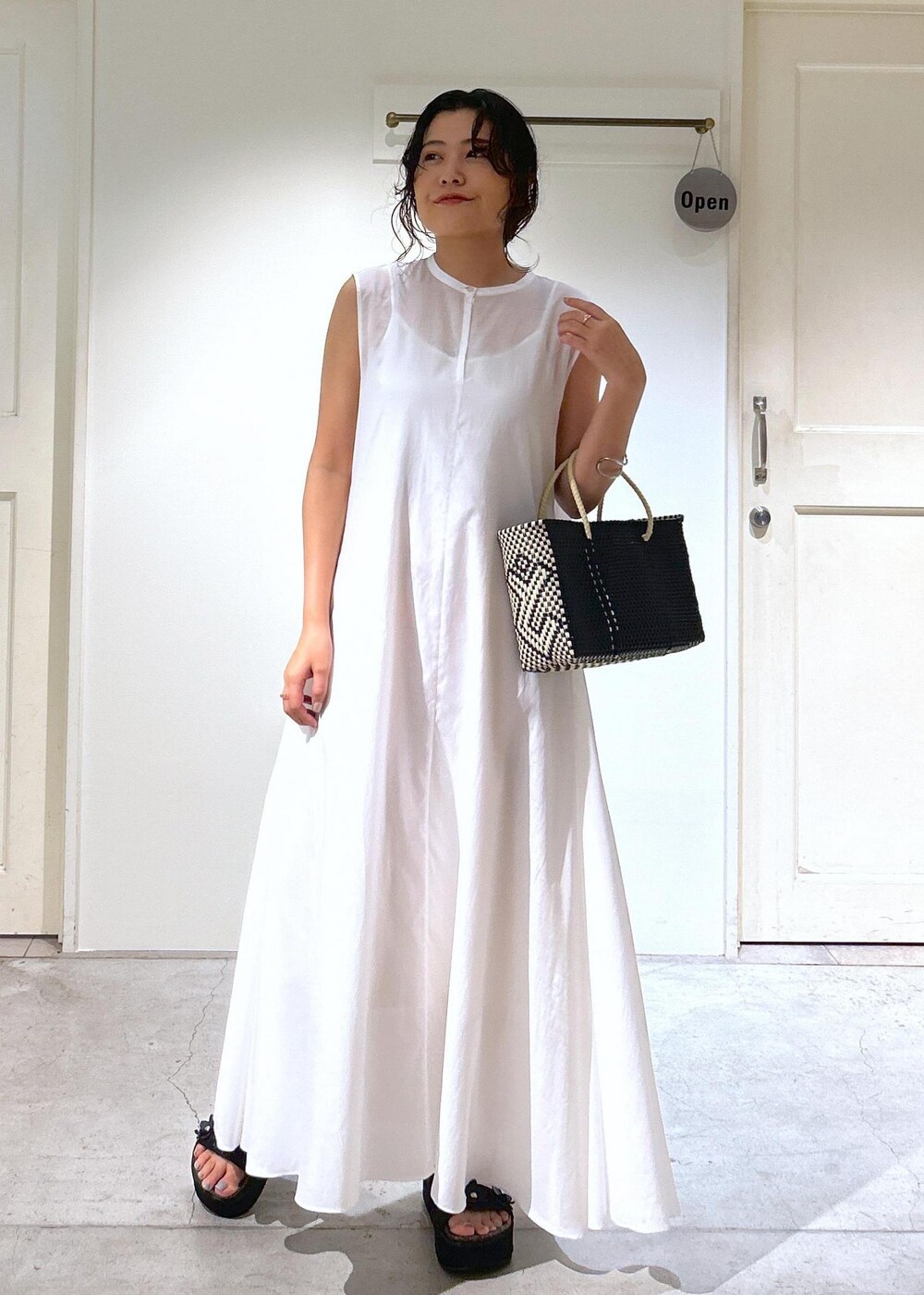 ホワイト系のワンピースを着用したレディースの夏コーディネートの2枚目の写真