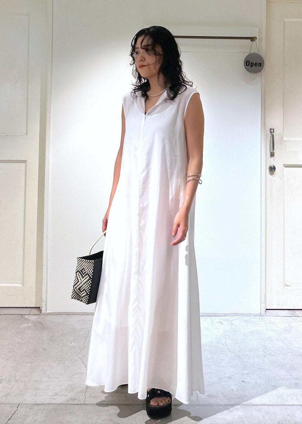 ホワイト系のワンピースを着用したレディースの夏コーディネートの6枚目の写真