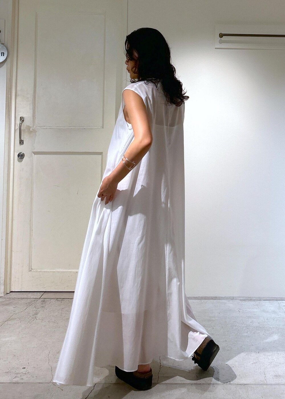 ホワイト系のワンピースを着用したレディースの夏コーディネートの8枚目の写真