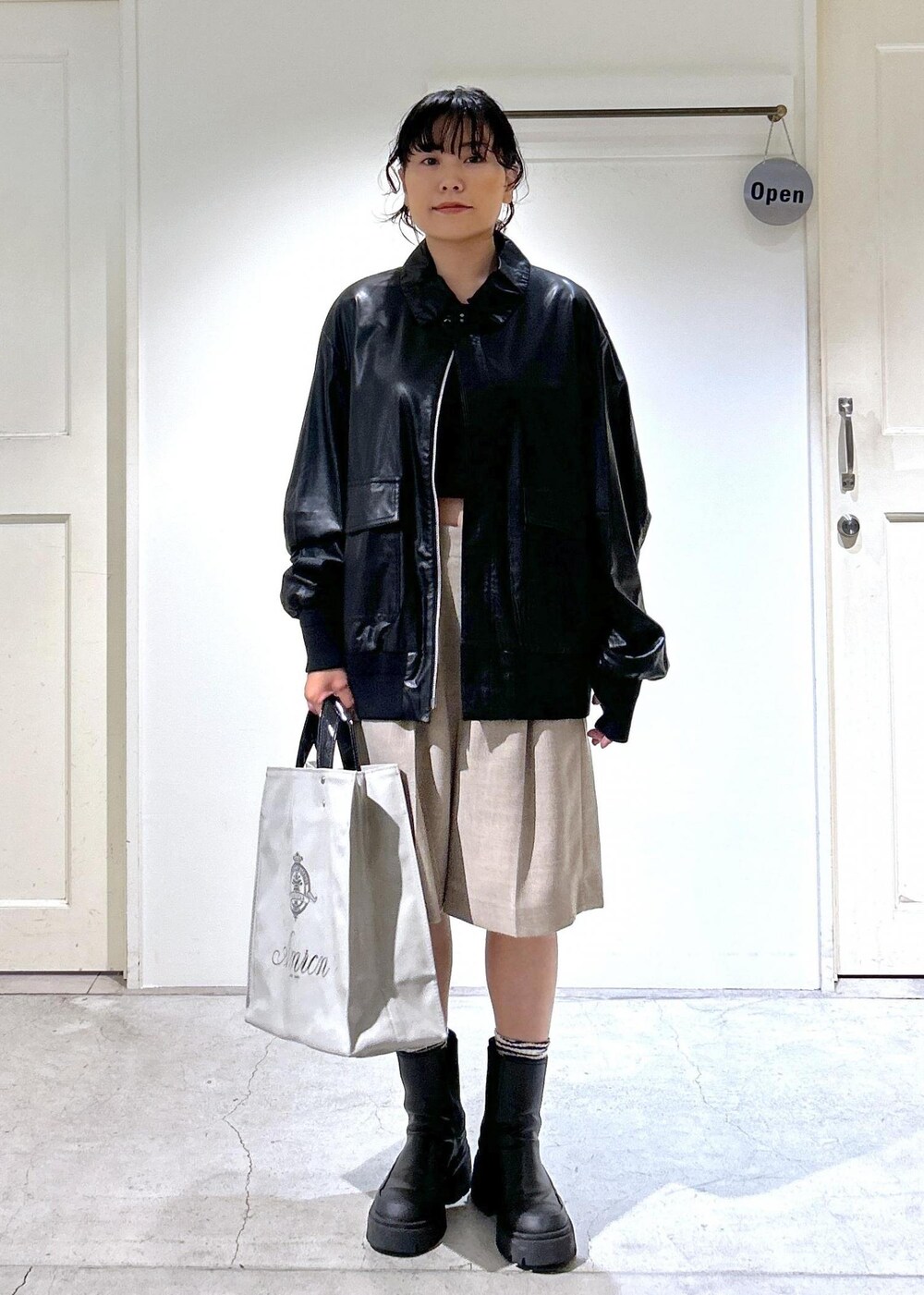 ベージュ系のその他パンツ、グレー系のトートバッグ、ブラック系のブルゾンを着用したレディースの秋コーディネートの4枚目の写真