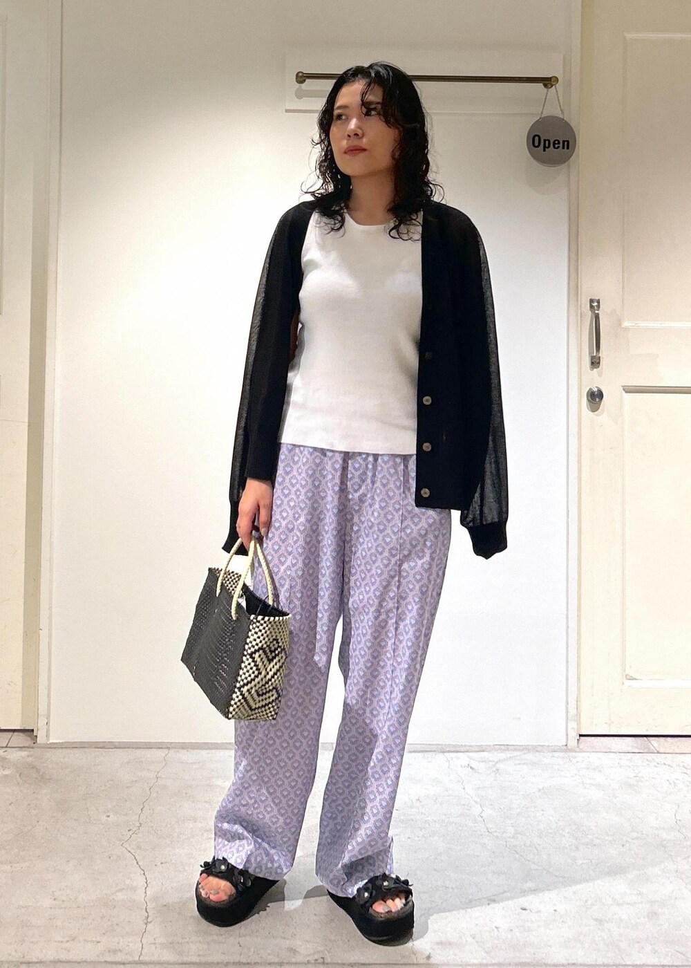 ブラック系のカーディガン/ボレロ、ブルー系のその他パンツ、ホワイト系のタンクトップを着用したレディースの夏コーディネートの3枚目の写真