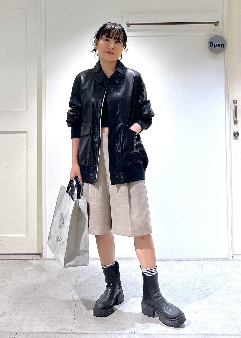 ベージュ系のその他パンツ、グレー系のトートバッグ、ブラック系のブルゾンを着用したレディースの秋コーディネートの2枚目の写真