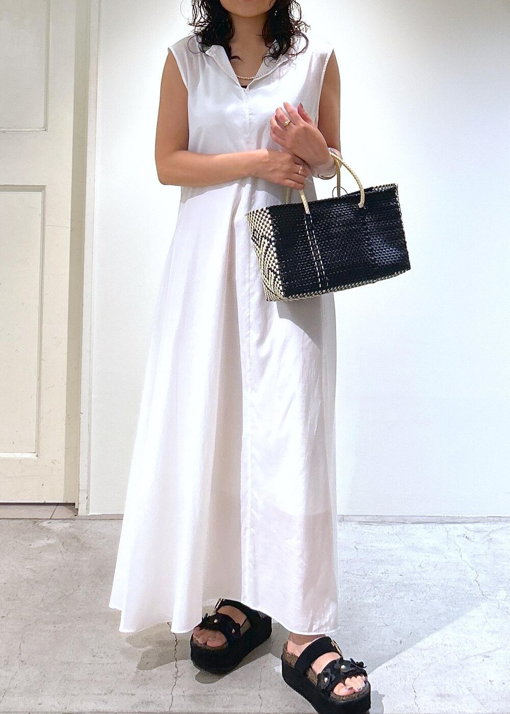 ホワイト系のワンピースを着用したレディースの夏コーディネートの10枚目の写真