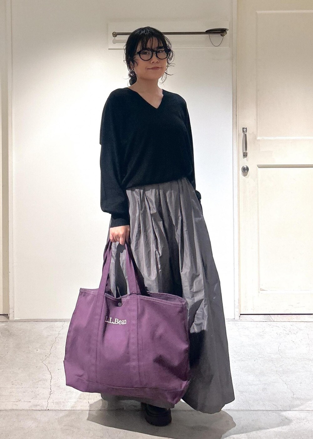 「お仕事コーデ、授業参観日コーデ、入学式コーデ、入園式コーデ、デートコーデ、お出かけコーデ、旅行コーデ、フェスコーデ、推し活コーデ、女子会コーデ、モード、大人カジュアル、スカートスタイル、体型カバー、ワントーンコーデ」｜「SALON adam et rope'のオーガニックコットンスムースVネックプルオーバー【洗える】（ニット/セーター、ブラック系）」を使った、tomoさん（レディース・152cm）の秋コーディネートの2枚目の写真