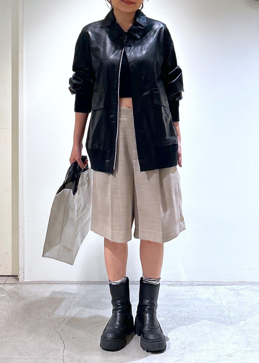 ベージュ系のその他パンツ、グレー系のトートバッグ、ブラック系のブルゾンを着用したレディースの秋コーディネートの7枚目の写真