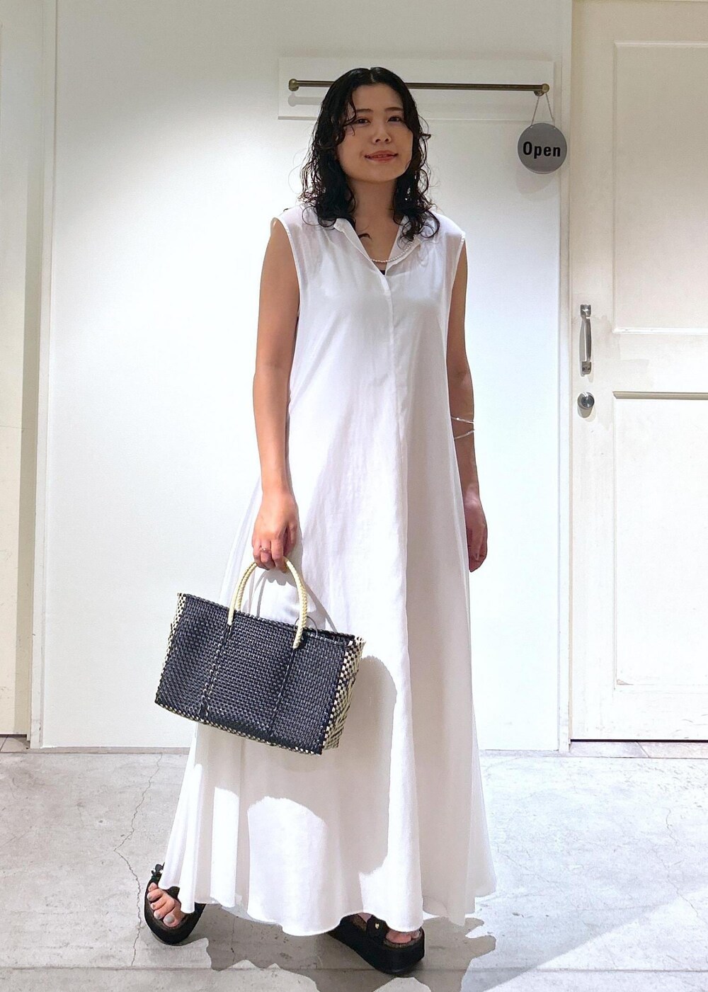ホワイト系のワンピースを着用したレディースの夏コーディネートの5枚目の写真