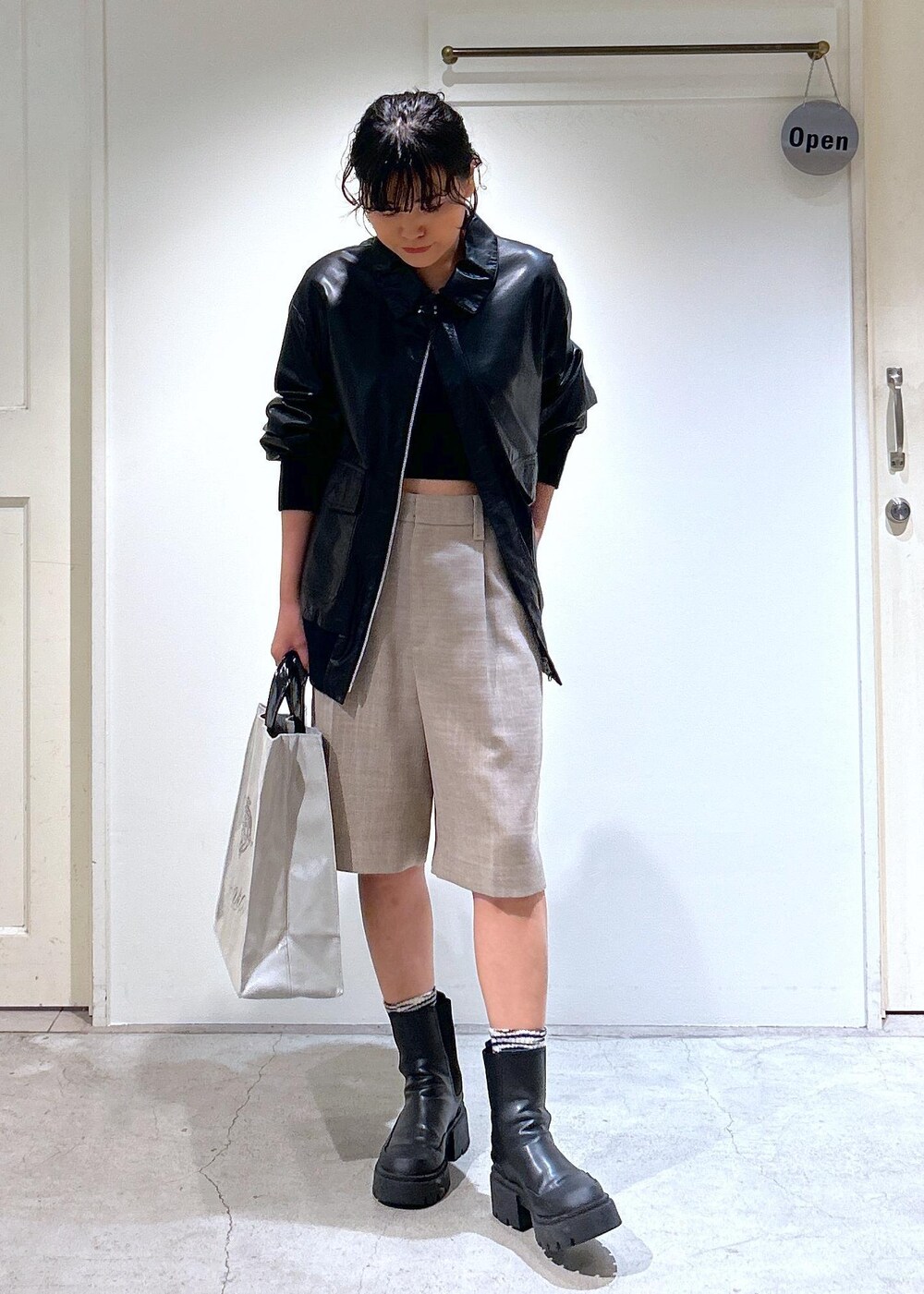 ベージュ系のその他パンツ、グレー系のトートバッグ、ブラック系のブルゾンを着用したレディースの秋コーディネートの3枚目の写真