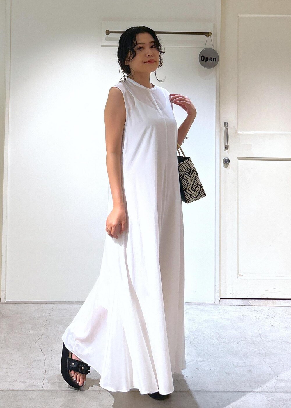 ホワイト系のワンピースを着用したレディースの夏コーディネートの4枚目の写真