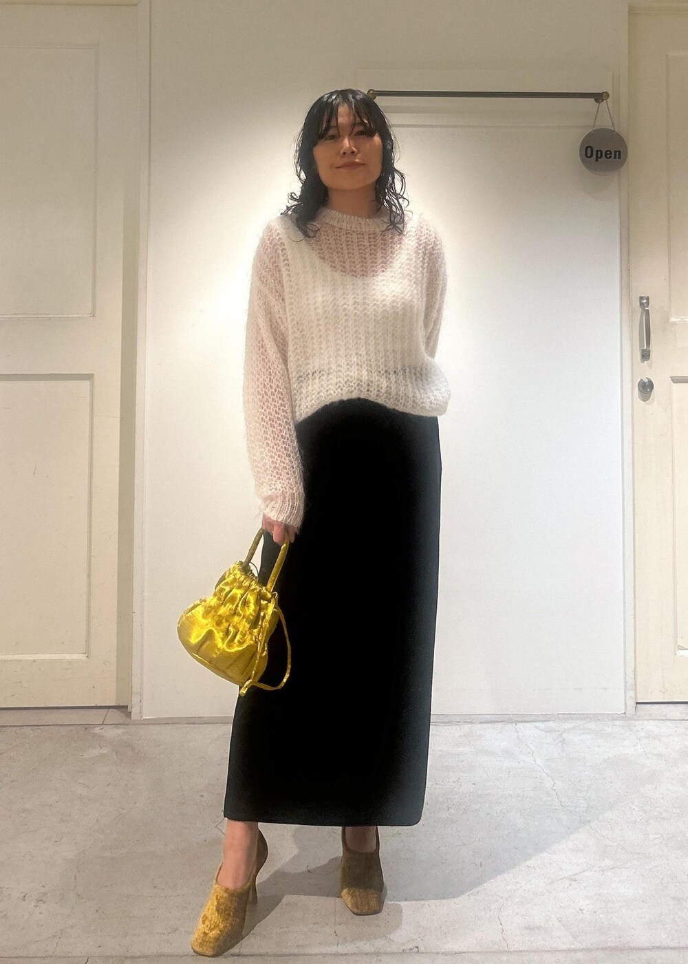 ブラック系のスカート、ブラック系のダウンジャケット/コートを着用したレディースの秋コーディネートの8枚目の写真