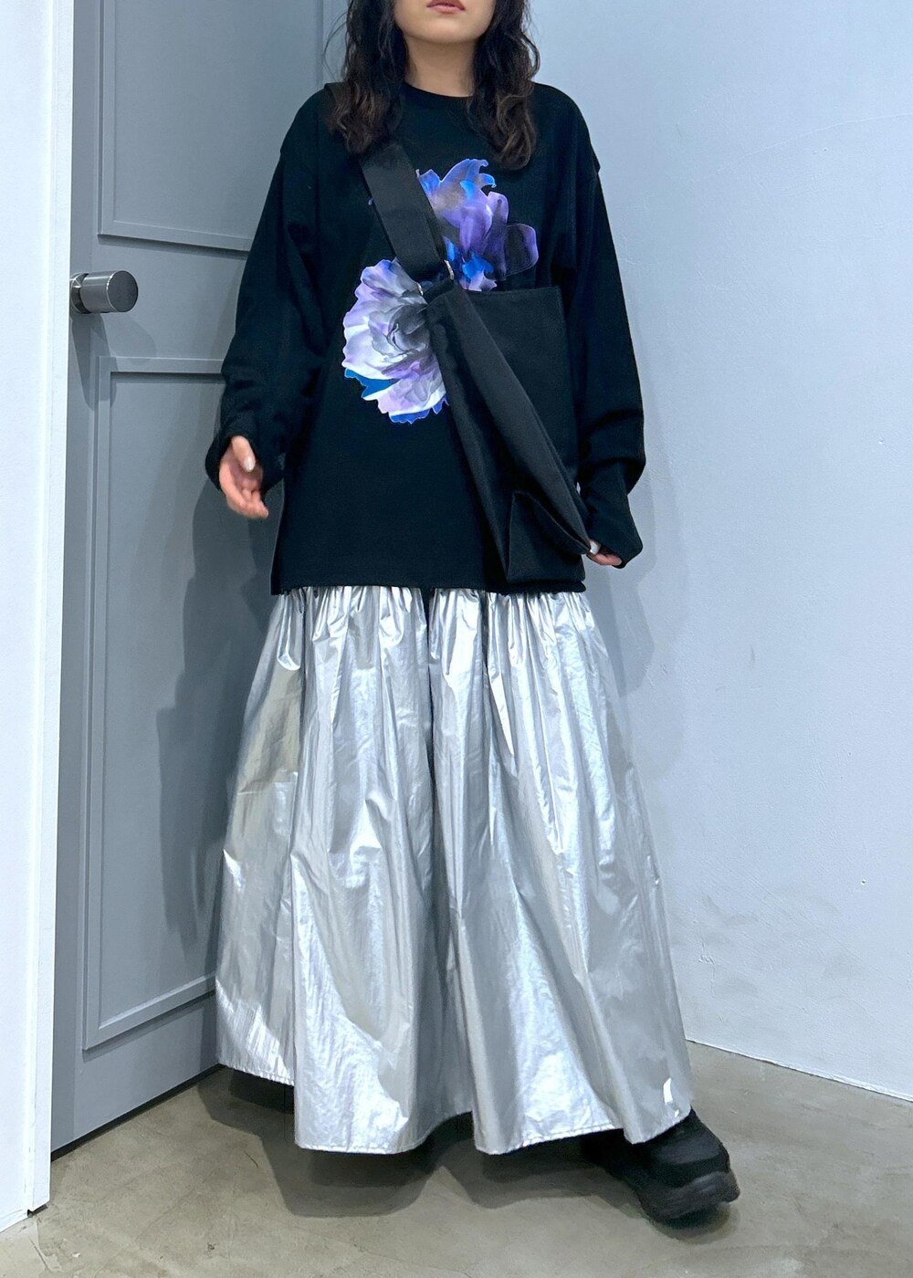 「スポーツミックス、春服みてみて、ショルダーバッグ、ブラック、ロンT、春服、プチプラ、レイヤードスタイル、低身長、きれいめカジュアル、ユニセックス、JUNRed、モード、ストリート」｜「JUNREDのショルダーバック（ショルダーバッグ、ブラック系）」を使った、tomoさん（レディース・152cm）の春コーディネートの2枚目の写真