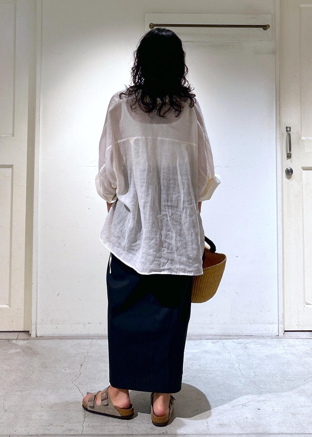 「シアー、シアートップス、モノトーン、きれい目カジュアル、シャツスタイル、デザイントップス、羽織り、タンクトップ、ビルケン、カゴバッグ、ホワイト、ブラウス、シャツ、七分袖、五分袖」｜「SALON adam et rope'のスタイルアップハイウエストナロースカート　無地/デニム（スカート、ブラック系）」を使った、tomoさん（レディース・152cm）の春コーディネートの7枚目の写真