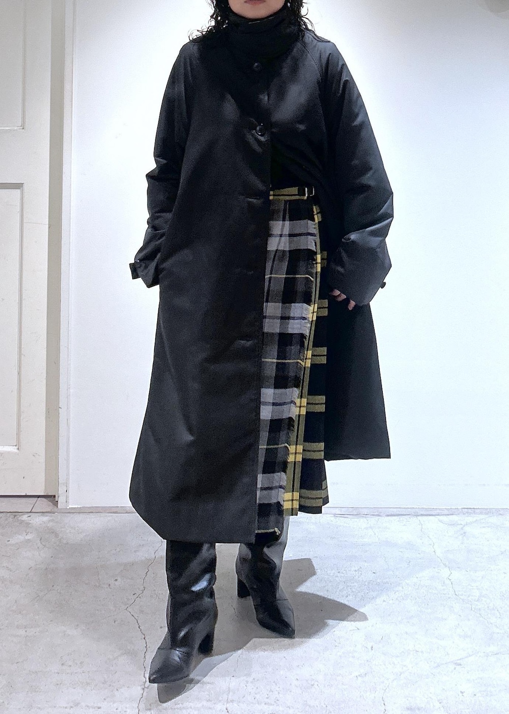 ブラック系のカーディガン/ボレロ、グレー系のスカート、ブラック系のダウンジャケット/コートを着用したレディースの秋コーディネートの9枚目の写真