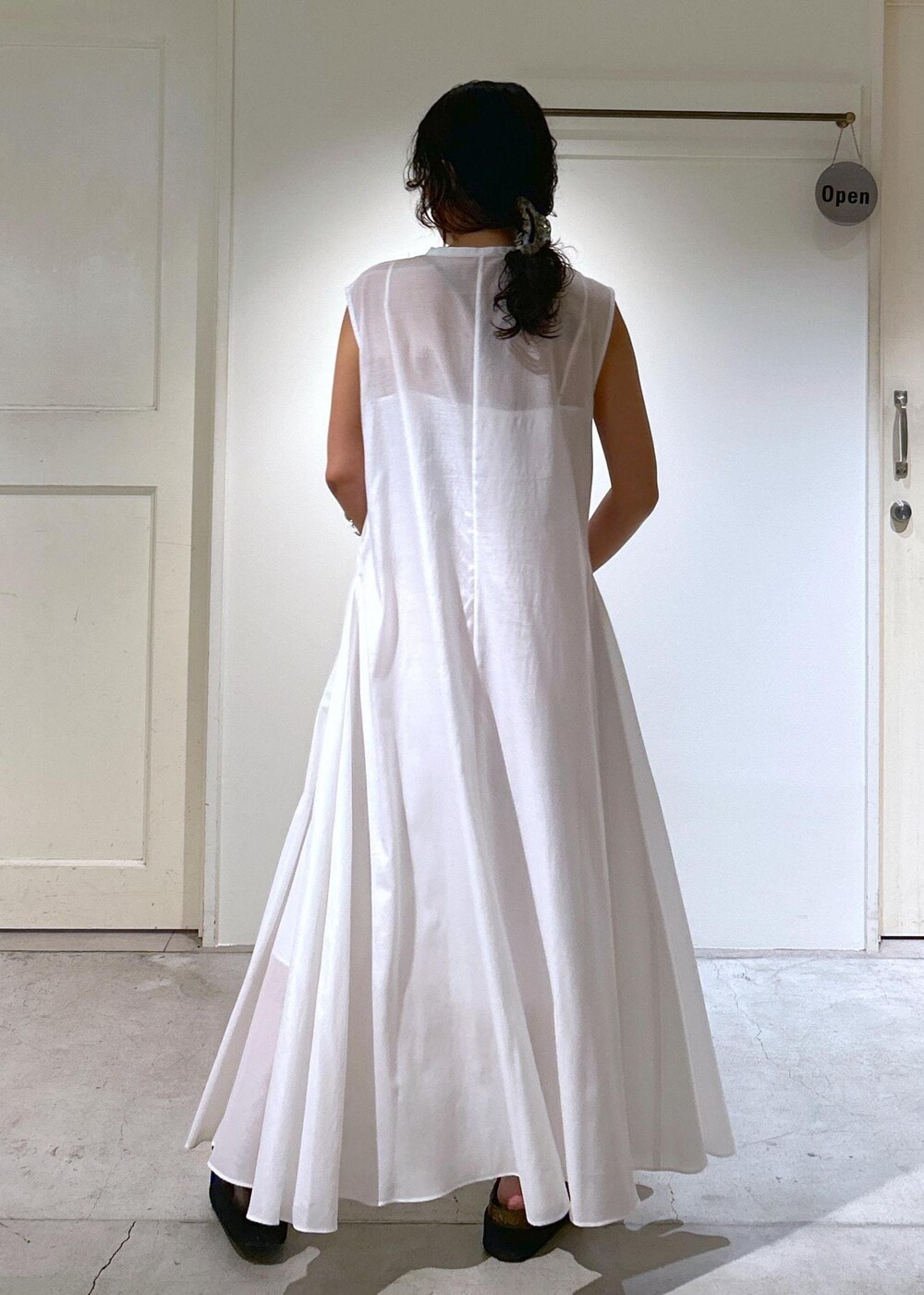ホワイト系のワンピースを着用したレディースの夏コーディネートの7枚目の写真
