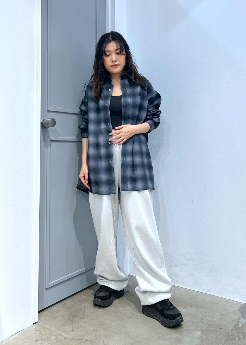 「スウェット、ホワイト、チェックシャツ、春服、春コーデ、メンズライク、オーバーサイズ、低身長、JUNRed、シャツ、ワイドパンツ、モード、ストリート」｜「re_k by JUNREDのre_k by JUNRED / ロングスリーブBDボックスシャツ（シャツ/ブラウス、グレー系）」を使った、tomoさん（レディース・152cm）の春コーディネートの2枚目の写真