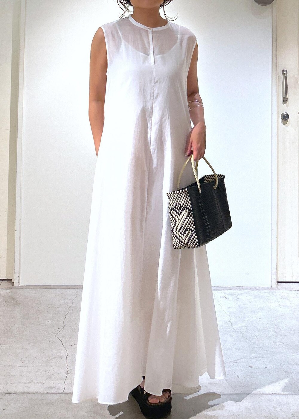 ホワイト系のワンピースを着用したレディースの夏コーディネートの9枚目の写真