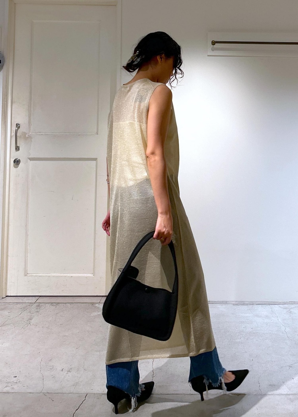 ゴールド系のワンピース、ホワイト系のキャミソール、ブルー系のデニムパンツを着用したレディースの夏コーディネートの4枚目の写真