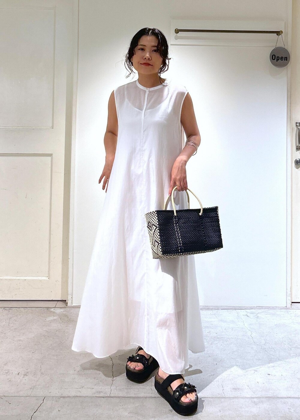 ホワイト系のワンピースを着用したレディースの夏コーディネートの3枚目の写真