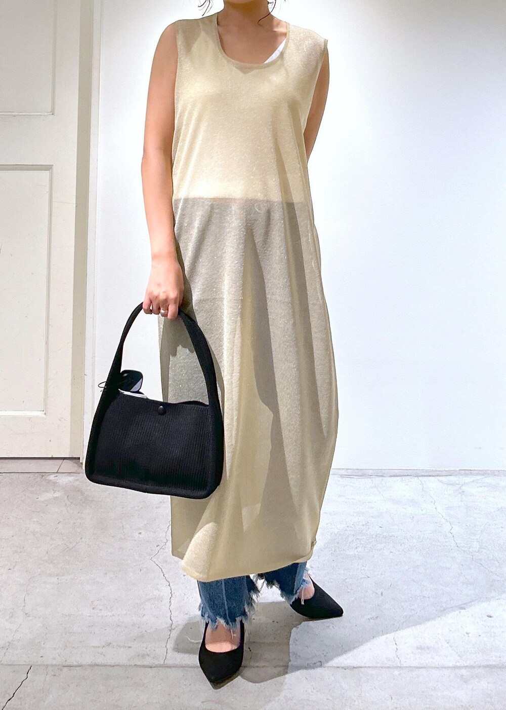 ゴールド系のワンピース、ホワイト系のキャミソール、ブルー系のデニムパンツを着用したレディースの夏コーディネートの8枚目の写真