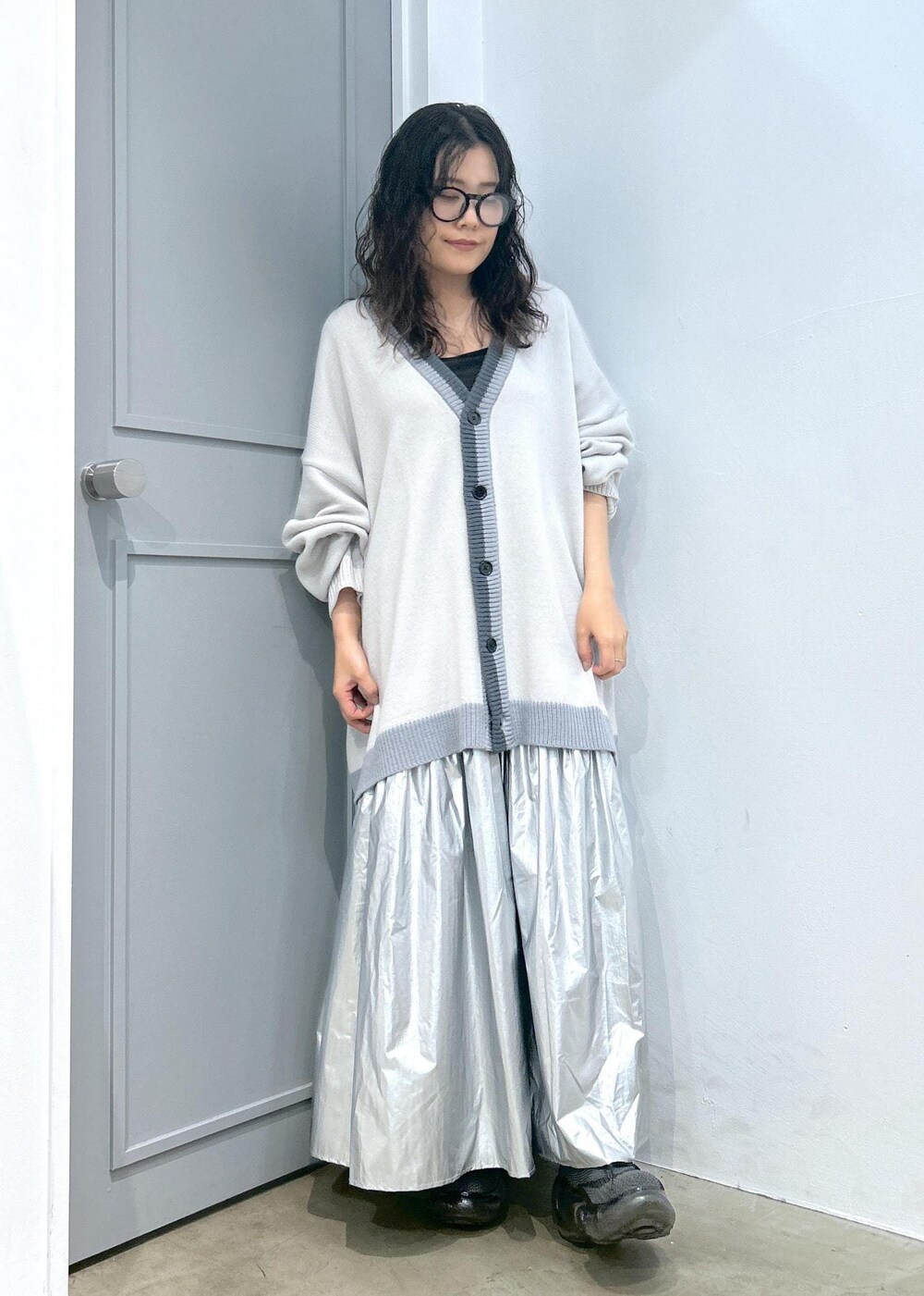 「春、ユニセックス、低身長、オーバーサイズ、ホワイト、グレー、ニット、カーディガン、JUNRed、モード、ストリート」｜「re_k by JUNREDのre_k by JUNRED / カラースキームラインオーバーカーディガン（カーディガン/ボレロ、グレー系）」を使った、tomoさん（レディース・152cm）の冬コーディネートの2枚目の写真