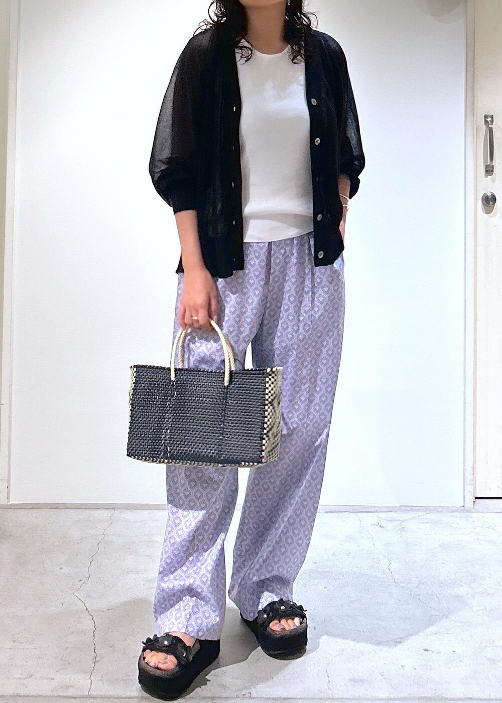 ブラック系のカーディガン/ボレロ、ブルー系のその他パンツ、ホワイト系のタンクトップを着用したレディースの夏コーディネートの6枚目の写真