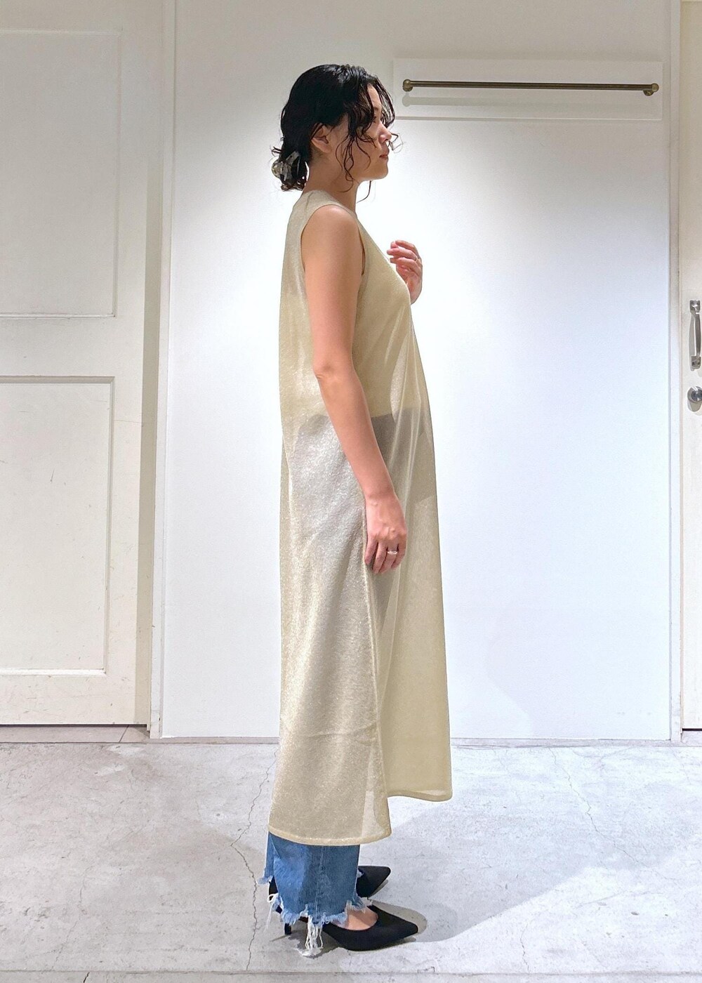 ゴールド系のワンピース、ホワイト系のキャミソール、ブルー系のデニムパンツを着用したレディースの夏コーディネートの7枚目の写真