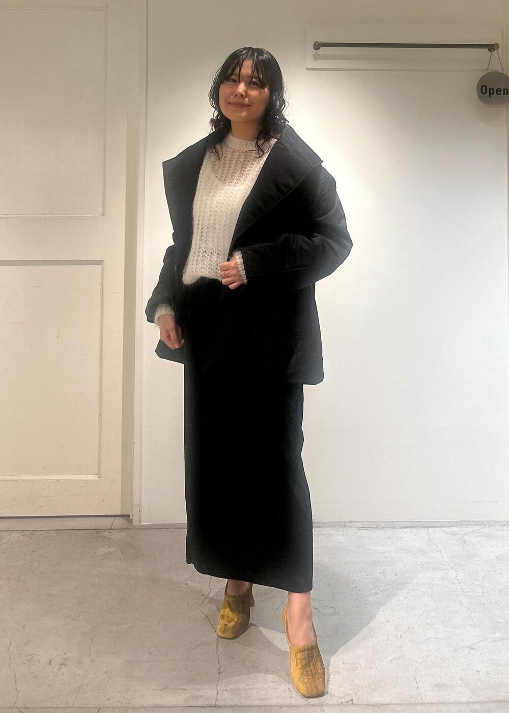 ブラック系のスカート、ブラック系のダウンジャケット/コートを着用したレディースの秋コーディネートの3枚目の写真