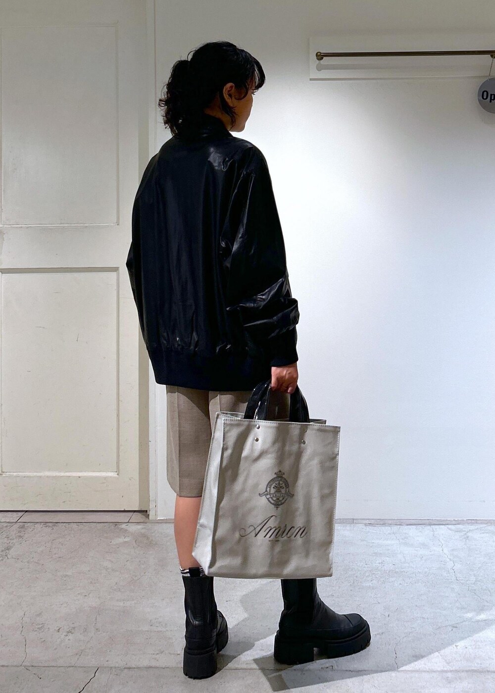 ベージュ系のその他パンツ、グレー系のトートバッグ、ブラック系のブルゾンを着用したレディースの秋コーディネートの5枚目の写真