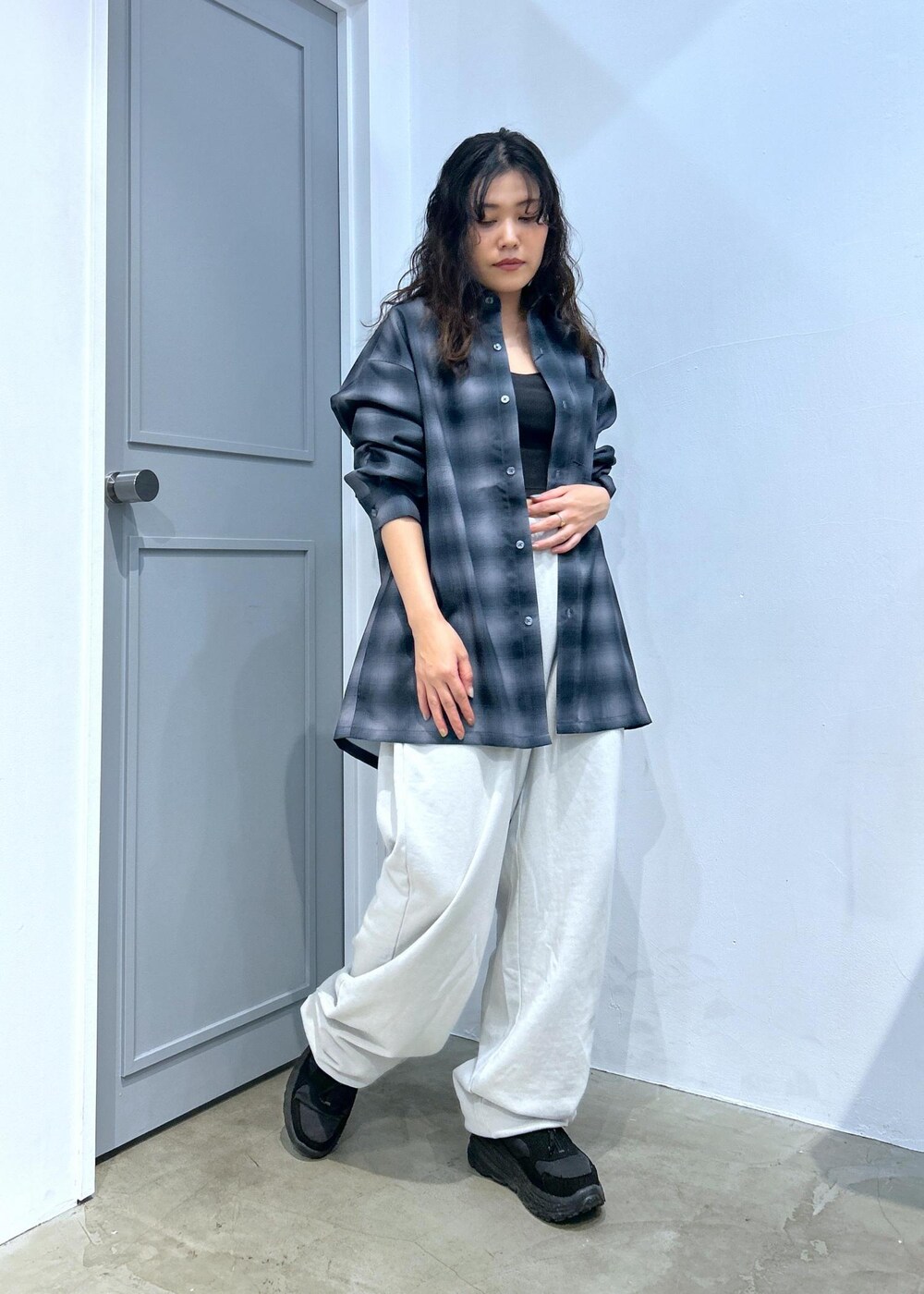 「スウェット、ホワイト、チェックシャツ、春服、春コーデ、メンズライク、オーバーサイズ、低身長、JUNRed、シャツ、ワイドパンツ、モード、ストリート」｜「re_k by JUNREDのre_k by JUNRED / ロングスリーブBDボックスシャツ（シャツ/ブラウス、グレー系）」を使った、tomoさん（レディース・152cm）の春コーディネートの3枚目の写真