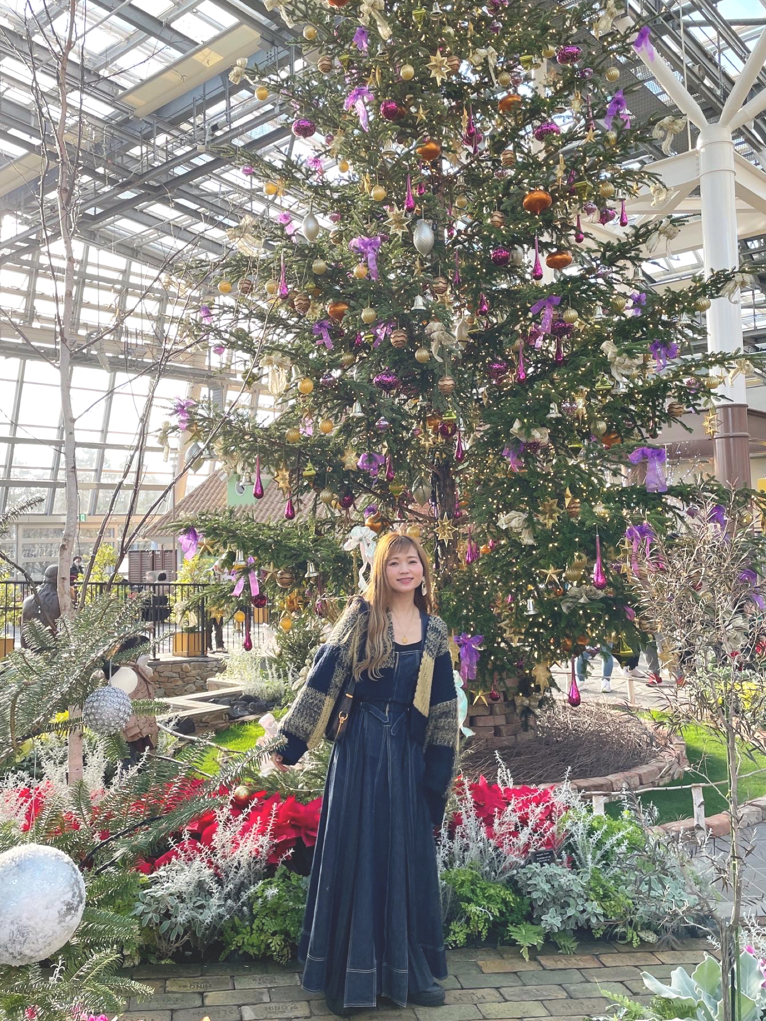 ブルー系のワンピース、ブルー系のカーディガン/ボレロ、ブルー系のショルダーバッグを着用したレディースの冬コーディネートの2枚目の写真