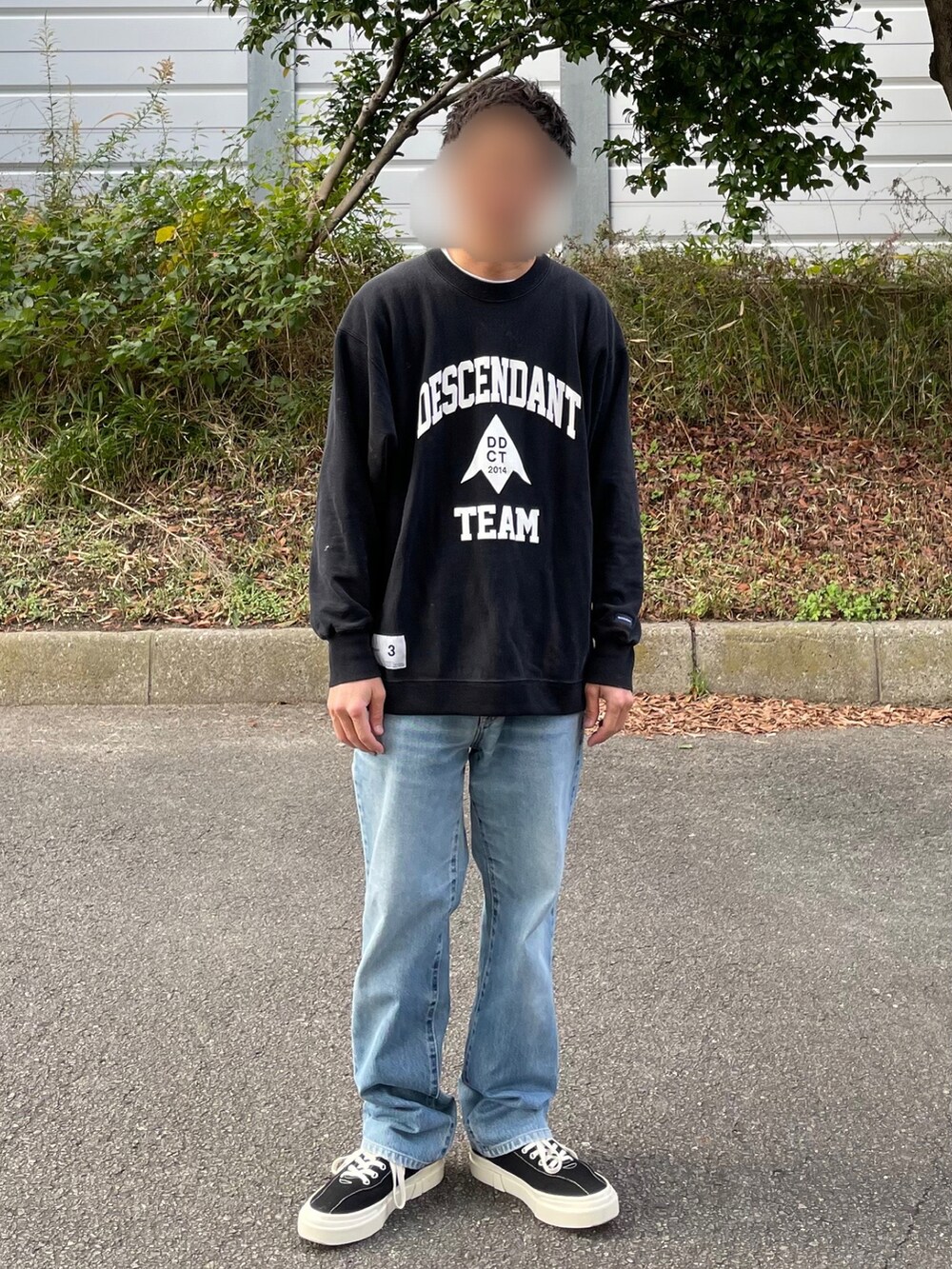 ブルー系のデニムパンツ、ブラック系のスニーカー、ブラック系のダウンジャケット/コートを着用したメンズの冬コーディネートの2枚目の写真