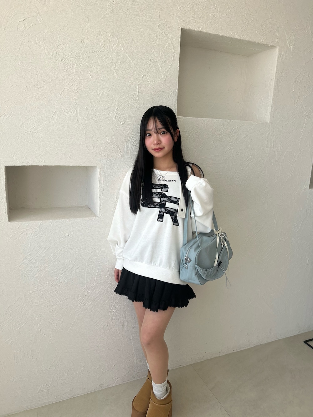 「春コーデ、プチプラ、スウェット、スカート、肩見せ、中学生、中学生コーデ、JCコーデ、JC1、ガーリー、カジュアル、韓国ファッション、オフショル」｜「shritaのワンショルロゴトレーナー【低身長さん向けSサイズ展開あり】（スウェット、ホワイト系）」を使った、ERENAさん（キッズ・150cm）の冬コーディネートの2枚目の写真