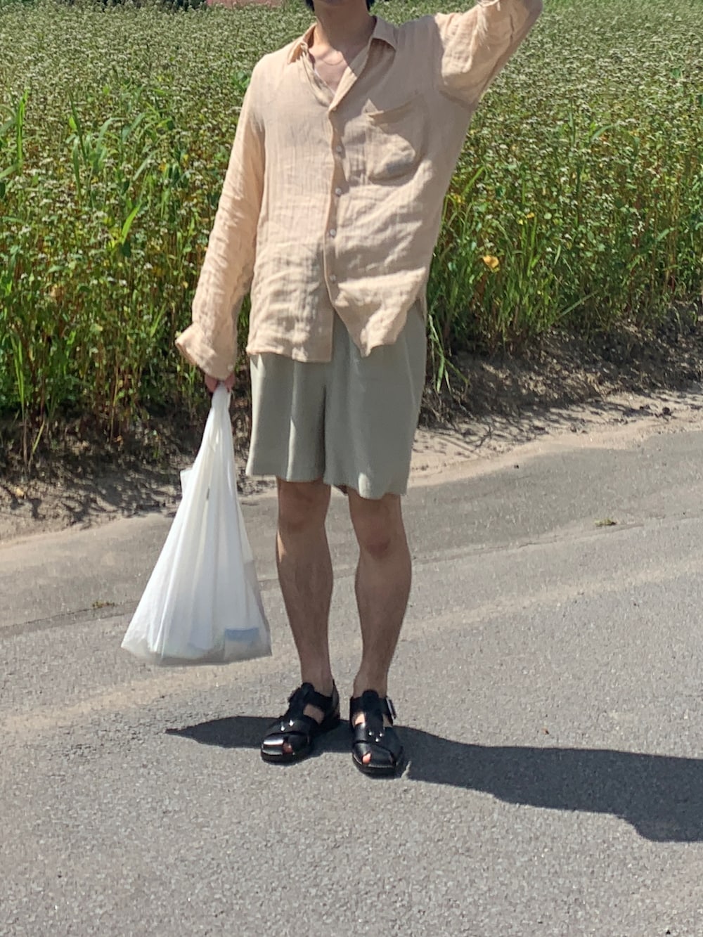 ベージュ系のシャツ/ブラウス、ベージュ系のその他パンツ、ブラック系のサンダルを着用したメンズの夏コーディネートの2枚目の写真