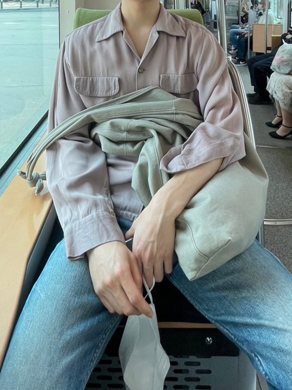 ブルー系のデニムパンツ、グレー系のショルダーバッグ、パープル系のシャツ/ブラウスを着用したメンズの春コーディネートの2枚目の写真